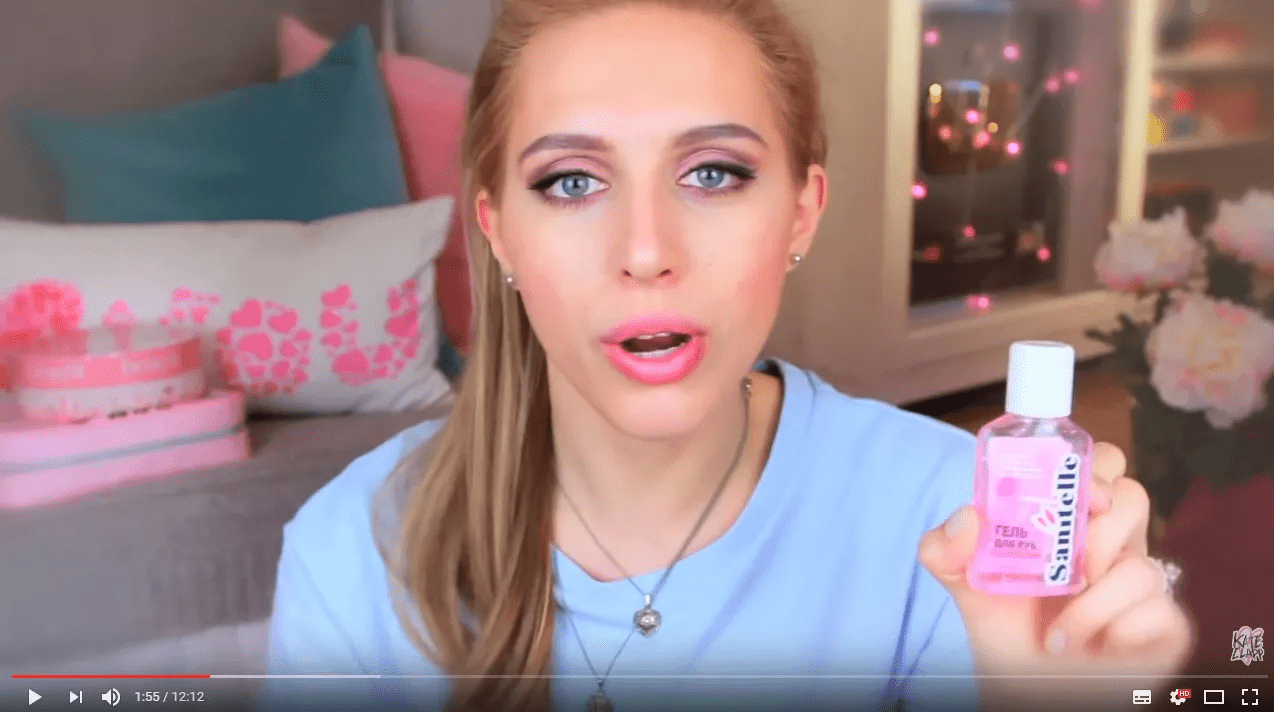 Реклама у блогера в видео на YouTube: девушка делает обзор геля